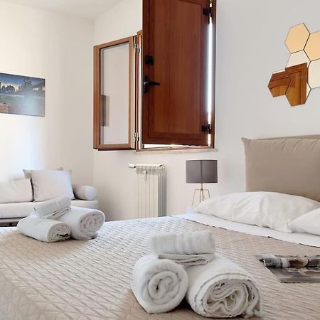 Molo Five Apartment ปาแลร์โม ภายนอก รูปภาพ